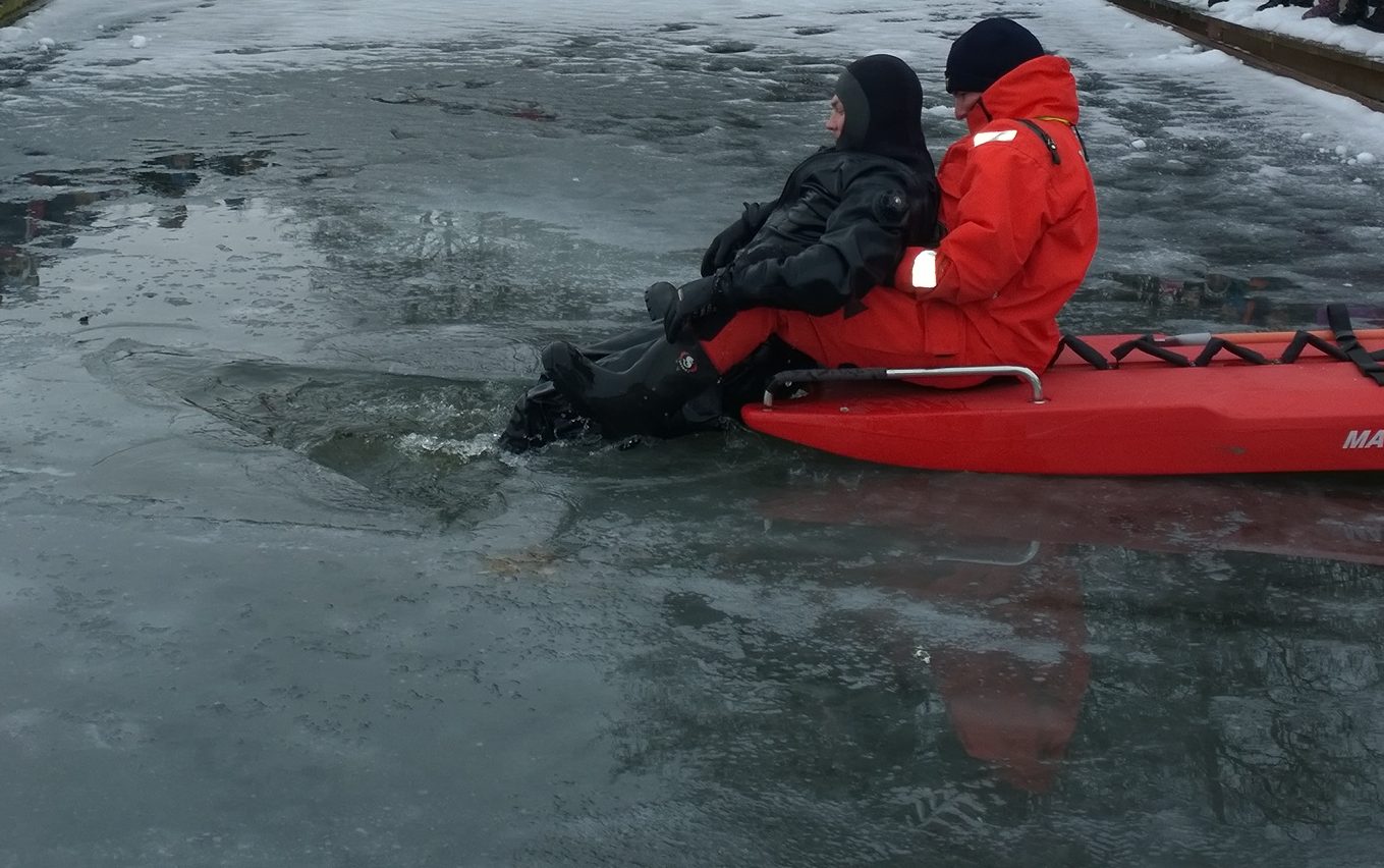 Vaikai mokomi elgtis ant ledo