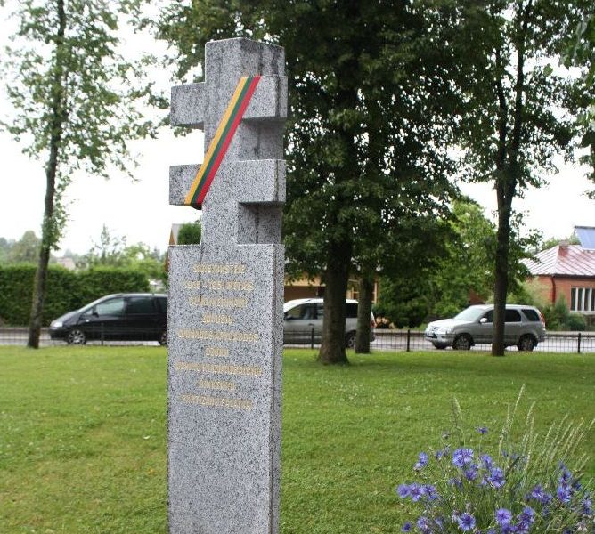 Dauguose pastatytas paminklas partizanams