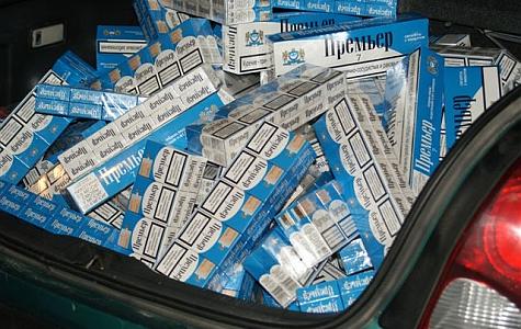 Lazdijų rajono gyventojas „Audi 100“ slėptuvės gabeno 3 tūkst. pakelių cigarečių