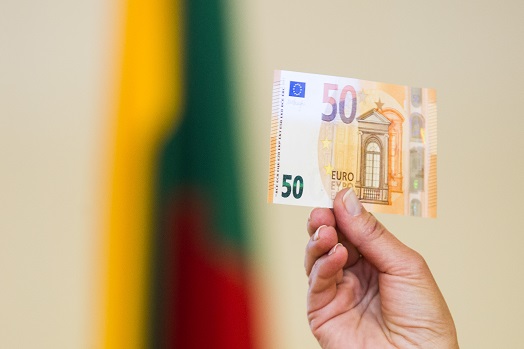 Kuo skirsis balandį į apyvartą išleidžiami naujieji 50 eurų banknotai? (Video)