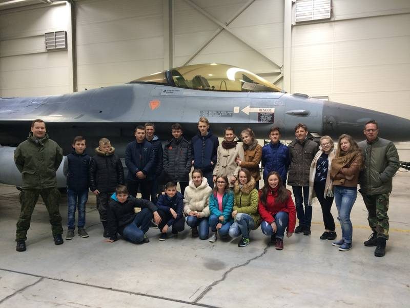 Butrimonių gimnazijos jaunieji šauliai lankėsi Karinių oro pajėgų Aviacijos bazėje Zokniuose