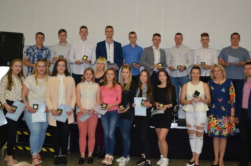 Varėnos sporto centre pagerbti sėkmingiausi sportininkai (FOTO) Varėnos sporto centre pagerbti sėkmingiausi sportininkai (FOTO)