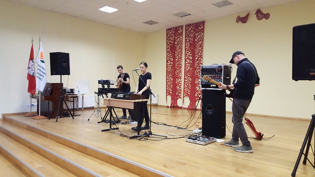 Alytaus profesinio rengimo centre – „Kitokios pamokos“ su elektroninės muzikos grupe