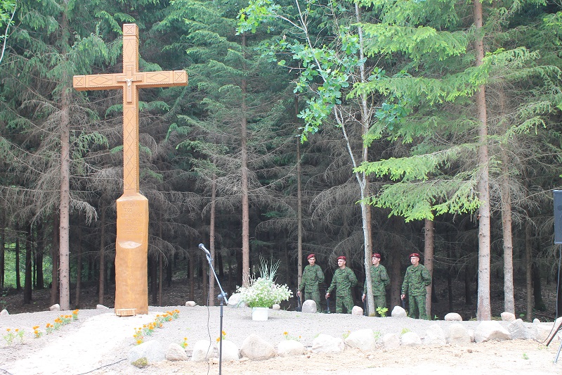 Varčios miške žuvusius partizanus primins ąžuolinis kryžius