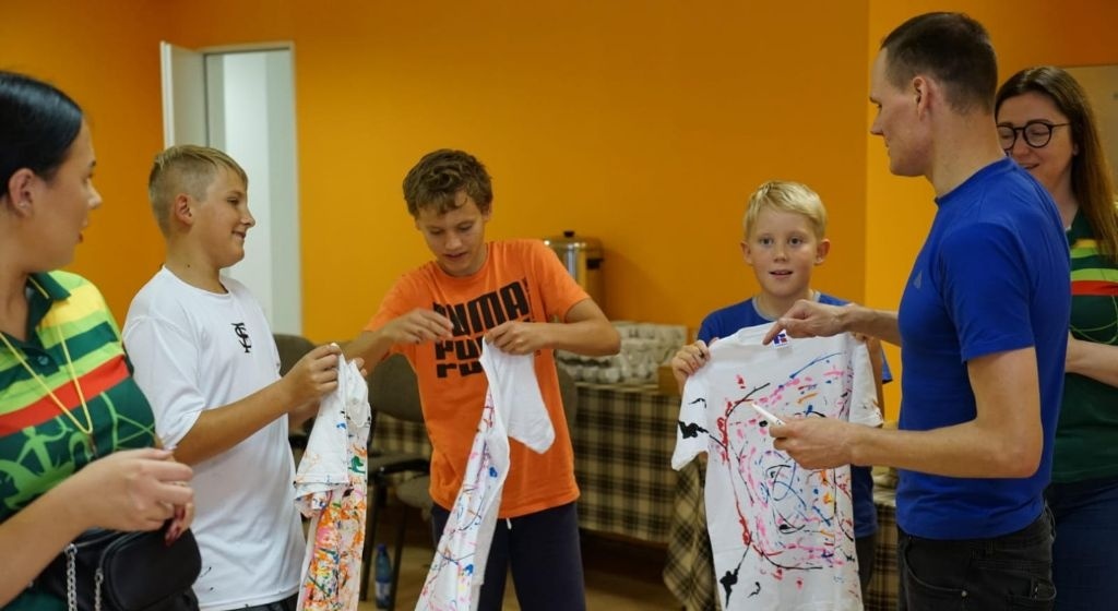 Pasaulio lietuvių vaikai stovyklauja Dauguose: susirinko iš 12-kos šalių