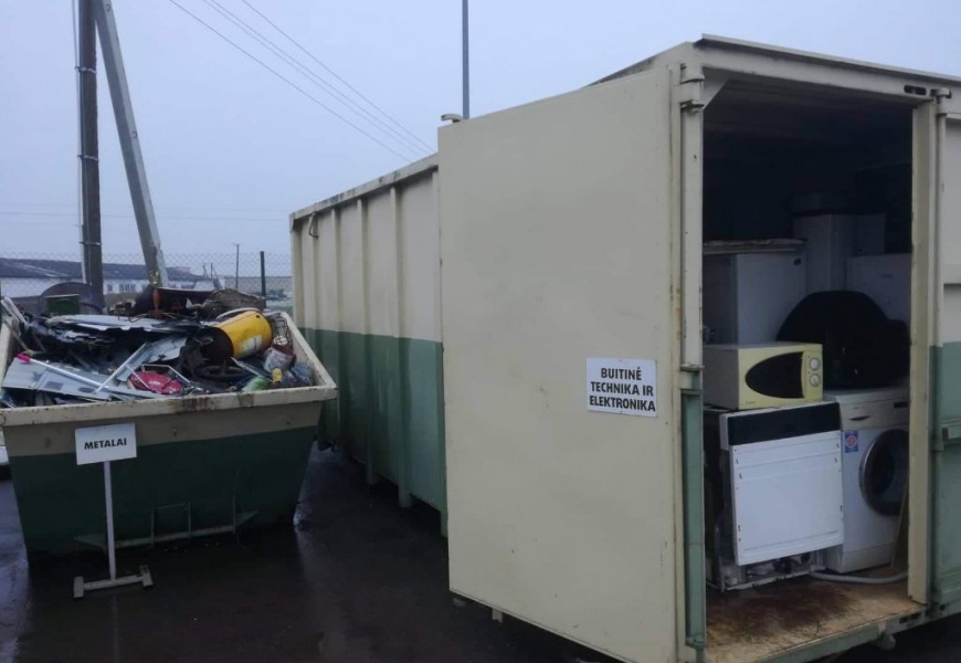Atliekų aikštelėse „lobių“ geriau neieškoti – vagis įkliuvo konteineryje