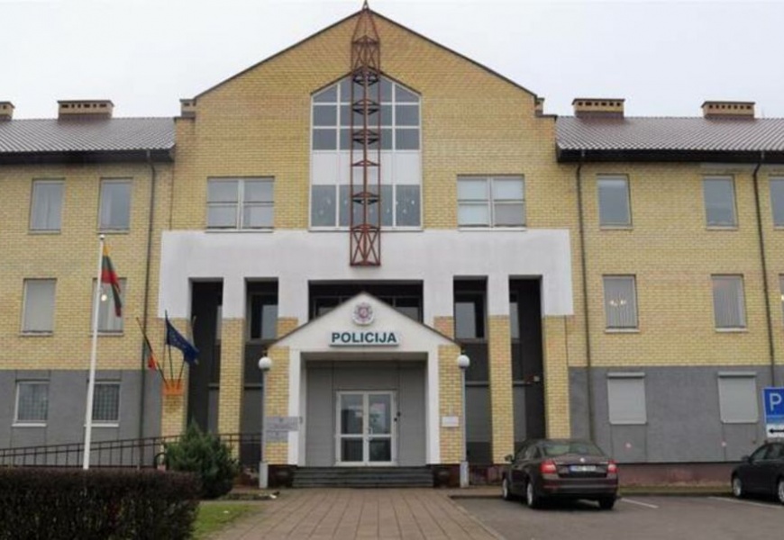 Idėjos Lazdijų policijos komisariatui – įkurdinti sportuojantį jaunimą ar įrengti autobusų stotį Idėjos Lazdijų policijos komisariatui – įkurdinti sportuojantį jaunimą ar įrengti autobusų stotį
