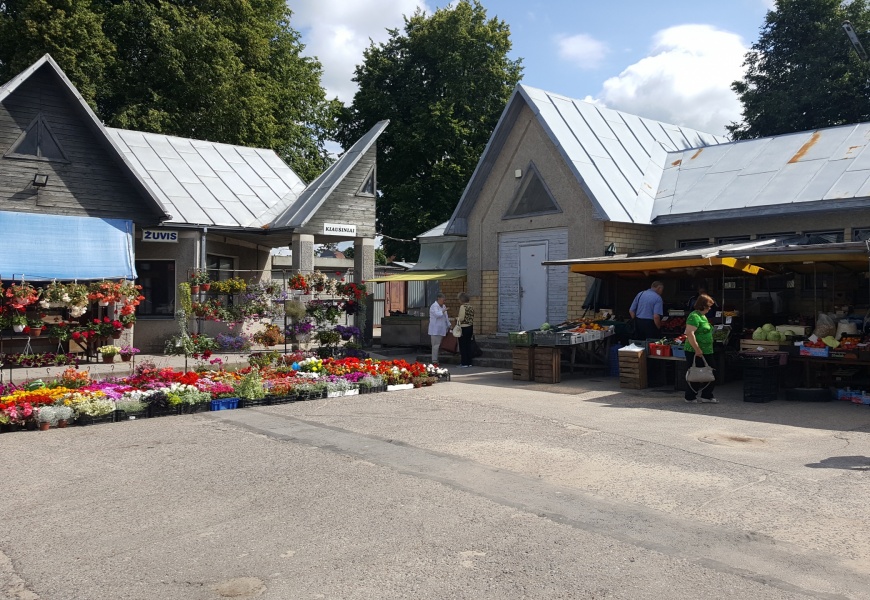 Karantinas pratęstas, prekybininkams – daugiau laisvės Karantinas pratęstas, prekybininkams – daugiau laisvės