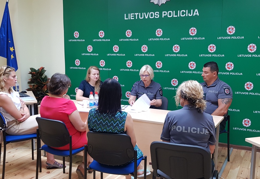 Institucijos skambina pavojaus varpais ir telkiasi dėl smurto artimoje aplinkoje problemos Institucijos skambina pavojaus varpais ir telkiasi dėl smurto artimoje aplinkoje problemos
