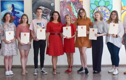 Lazdijų rajono šimtukininkams – tūkstantinės premijos Lazdijų rajono šimtukininkams – tūkstantinės premijos
