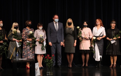 Profesinės šventės proga mokytojams įteiktos simbolinės plunksnos ir premijos Profesinės šventės proga mokytojams įteiktos simbolinės plunksnos ir premijos