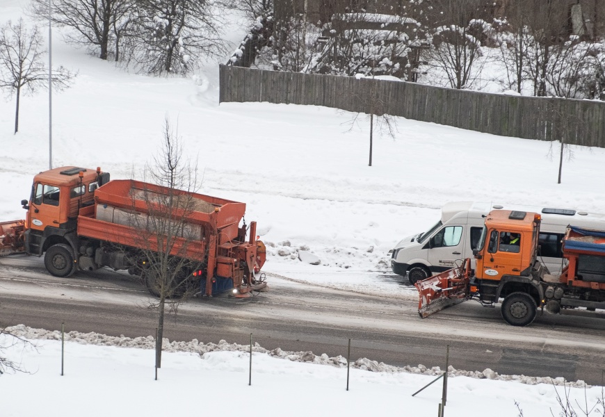 Nuvalyti gatvių kelkraščius dažnai trukdo laiku nepatraukti automobiliai