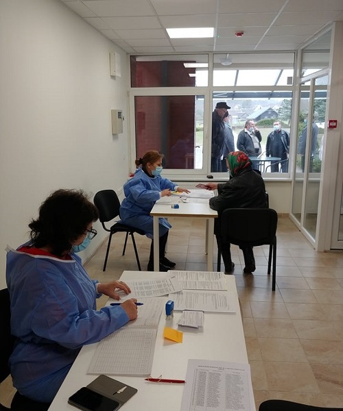 Senjorų skiepijimas Alytaus rajone: be išankstinės registracijos, stojus į „gyvą“ eilę