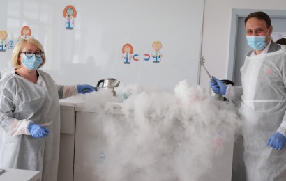 Duris atvėrusioje Dainavos progimnazijos laboratorijoje – pirmieji eksperimentai Duris atvėrusioje Dainavos progimnazijos laboratorijoje – pirmieji eksperimentai