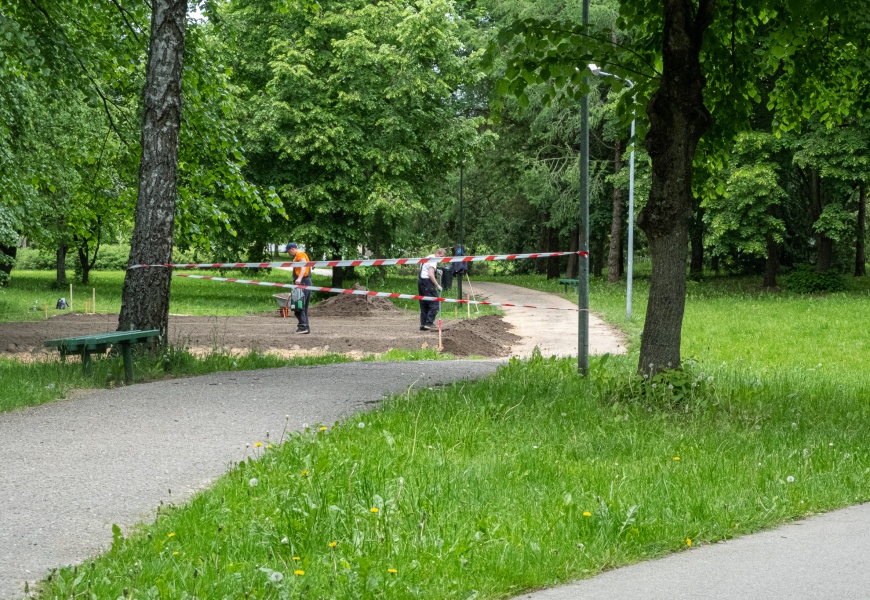 Žodis virsta kūnu: Meilės labirinto statybos Jaunimo parke jau prasidėjo