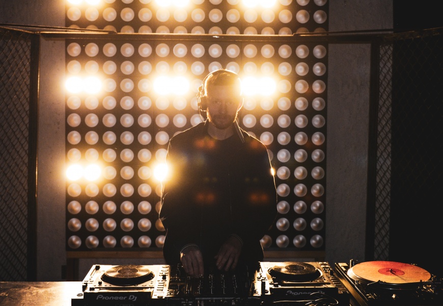 Alytiškio DJ „Elfam“ reto stiliaus kūriniai sukelia ant kojų klubinėtojus