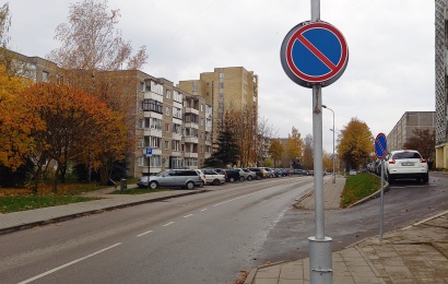 Dešinėje Topolių gatvės pusėje parkuoti automobilių nebegalima