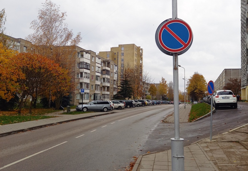 Dešinėje Topolių gatvės pusėje parkuoti automobilių nebegalima Dešinėje Topolių gatvės pusėje parkuoti automobilių nebegalima