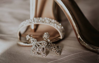 Kaip išsirinkti vestuvinius auskarus su deimantais internetu?