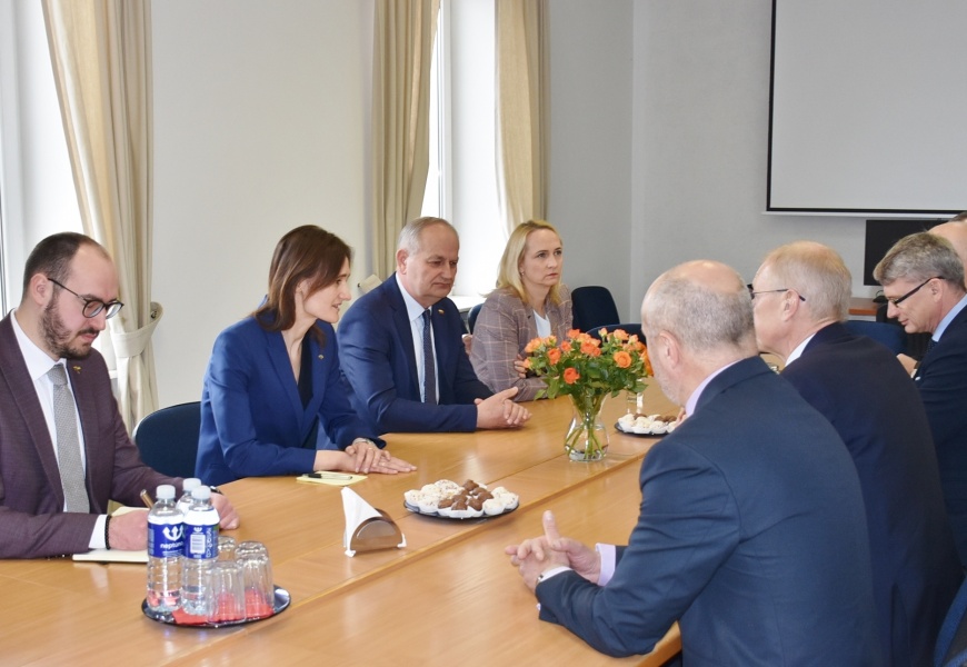 Varėnoje viešėjusiai LR Seimo pirmininkei – svarūs argumentai dėl ligoninės ir kelių