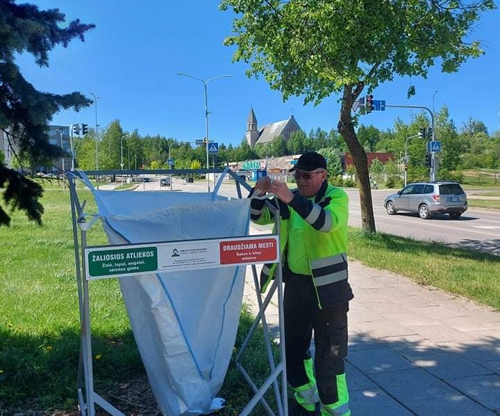 Alytuje įrengti stovai su didmaišiais žaliosioms atliekoms Alytuje įrengti stovai su didmaišiais žaliosioms atliekoms