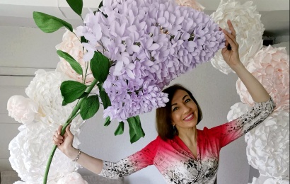 Floristės popierinių gėlių dekoracijos užkariauja švenčių organizatorių dėmesį