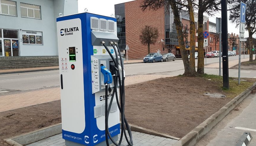 Alytus išnuomos elektromobilių pakrovimo stoteles verslui: kitas žingsnis – stabdyti nemokamą paslaugą