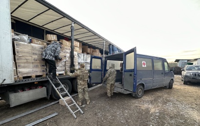 Karo paveikslas nepagražintoje dokumentikoje apie humanitarinę misiją Ukrainoje