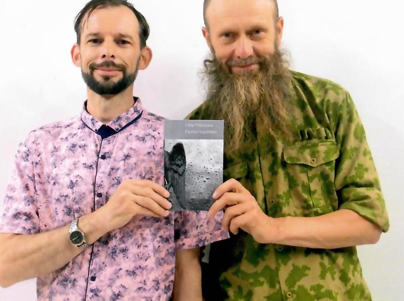 Dviejų Alytaus meno kūrėjų atrasta poezijos ir fotografijos bendrystė nugulė į knygą