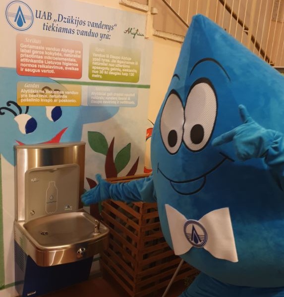 Visiems Alytaus pirmokams – pamokos apie vandens svarbą ir naudingos dovanos Visiems Alytaus pirmokams – pamokos apie vandens svarbą ir naudingos dovanos