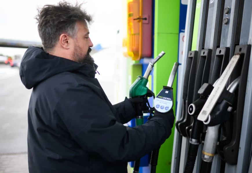 Šokas dyzelinių automobilių savininkams: prognozuoja, jog litro kaina viršys tris eurus Šokas dyzelinių automobilių savininkams: prognozuoja, jog litro kaina viršys tris eurus