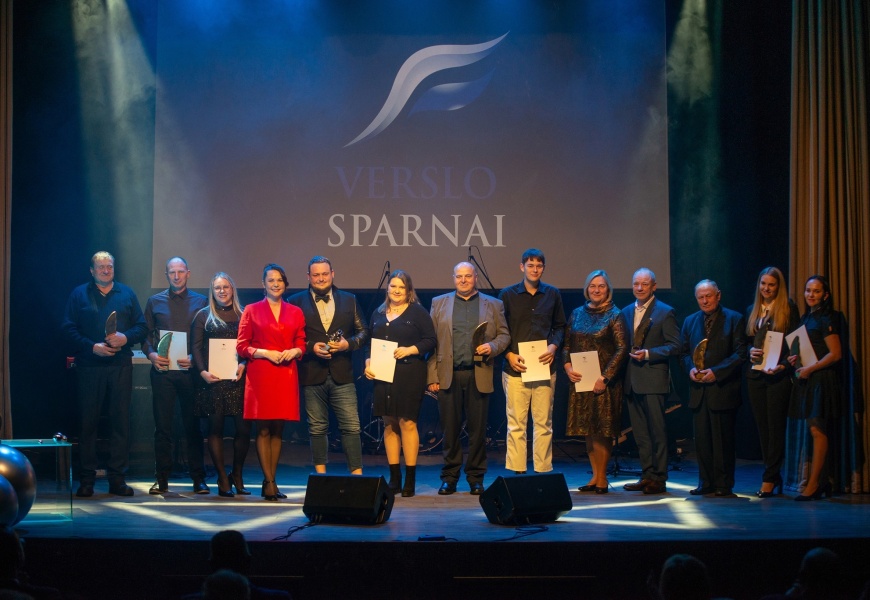 Lazdijų krašto ateitį kuriantiems žmonėms įteikti „Verslo sparnai“