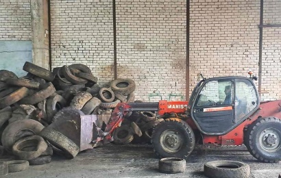 „Ekologistikos“ gaisro vietoje pradėtos tvarkyti padangų atliekos