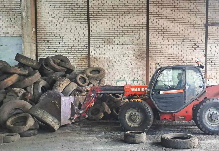 „Ekologistikos“ gaisro vietoje pradėtos tvarkyti padangų atliekos