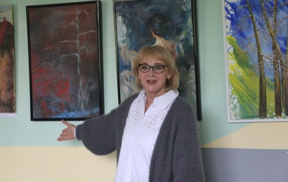Švietimietė pristatė pirmąją autorinę parodą: paveiksluose – gyvenimo spalvos ir patirtys
