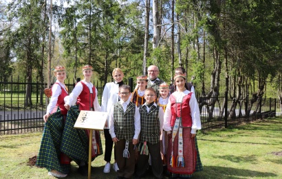 Šalia Kurnėnų mokyklos pasodintas Lietuvos dainų šventės 100-mečio ąžuolas