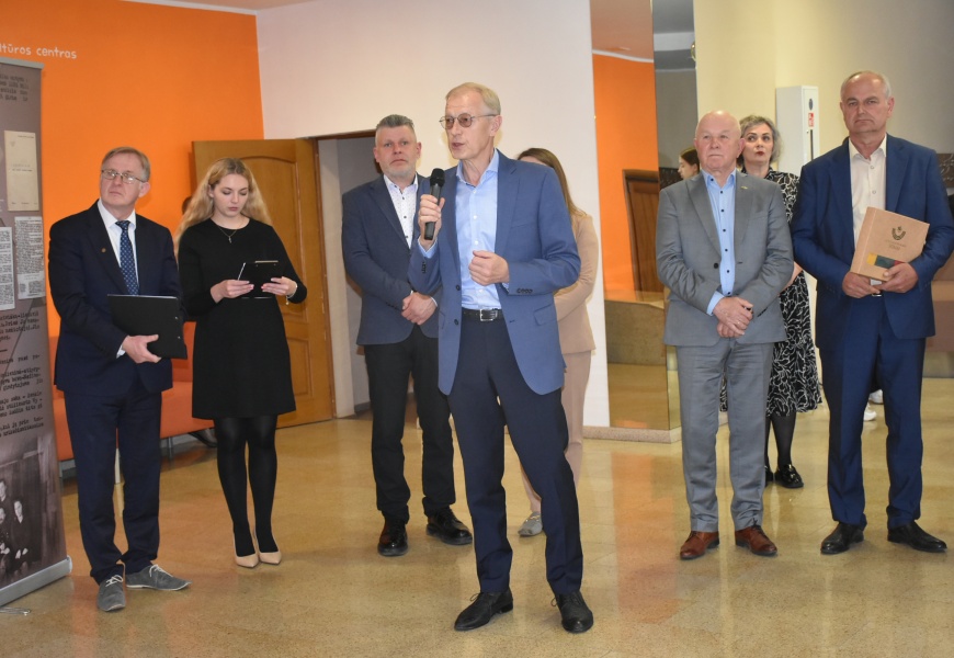 Varėnoje pristatyta paroda ir partizanų atminimo įamžinimui skirtas ženklas