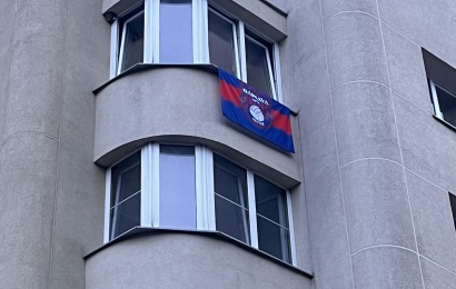 DFK „Dainava“ sirgaliai puošia savo balkonus klubo atributika DFK „Dainava“ sirgaliai puošia savo balkonus klubo atributika
