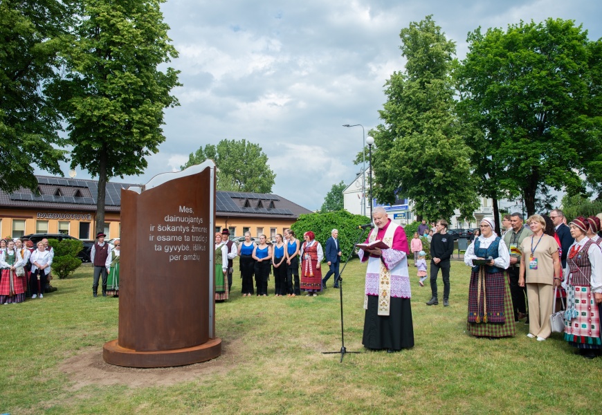 Atidengtas „Dainų medis“ – Lazdijų krašto kultūros istorijai įprasminti
