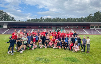 Aktyvūs moksleiviai mokslo metus užbaigė treniruotėje su DFK „Dainava“ futbolo komanda