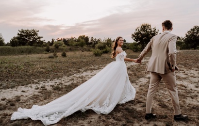 Alytus keičia požiūrį į santuokos ceremoniją: pora tuokėsi net prie seno garažo vartų