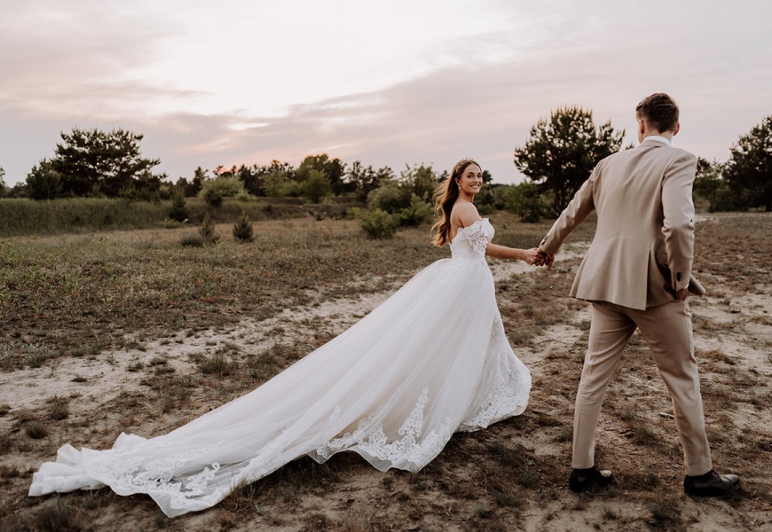 Alytus keičia požiūrį į santuokos ceremoniją: pora tuokėsi net prie seno garažo vartų