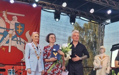 Alytaus rajono garbės piliečio regalijos įteiktos Arvydo Šeškevičiaus dukterėčiai