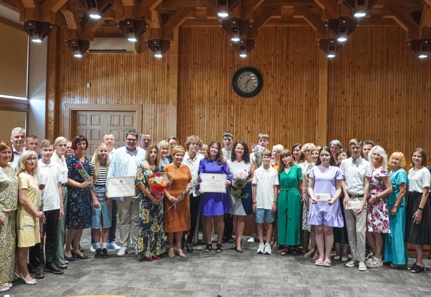 Apdovanoti gabūs ir talentingi Lazdijų rajono mokiniai: už įspūdingus pasiekimus – premijos Apdovanoti gabūs ir talentingi Lazdijų rajono mokiniai: už įspūdingus pasiekimus – premijos