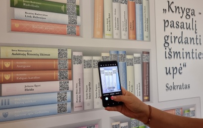 Moderni lentyna ant J. Kunčino bibliotekos sienos: išsirink savo knygą