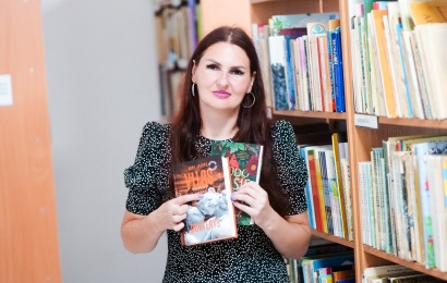 Pivašiūnų bibliotekoje dirbanti Irma Patinskaitė džiaugiasi savo pomėgius galėdama pritaikyti darbe