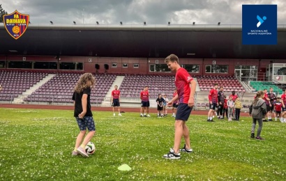 Futbolo akademija „Dainava“ įsibegėjo su SRF finansuojamu projektu „Sportuojanti Dainava“!