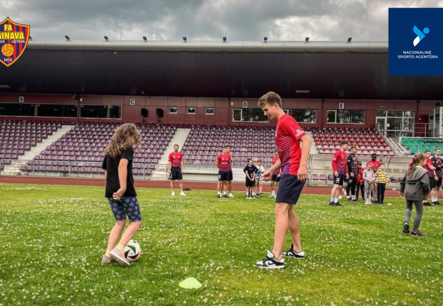 Futbolo akademija „Dainava“ įsibegėjo su SRF finansuojamu projektu „Sportuojanti Dainava“!