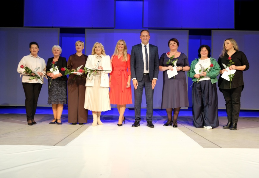 Alytaus miesto pedagogams – simbolinės plunksnos, piniginės premijos ir daugiau nei šimtas padėkų Alytaus miesto pedagogams – simbolinės plunksnos, piniginės premijos ir daugiau nei šimtas padėkų