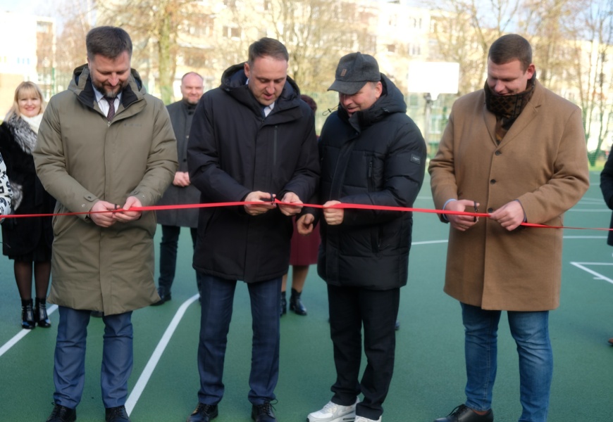 Finišo tiesioji: oficialiai atidarytas atnaujintas Alytaus Vidzgirio progimnazijos sporto aikštynas